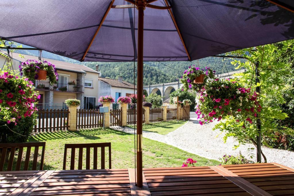 Aux Quatre Saisons Axat Bed and Breakfast Exterior foto